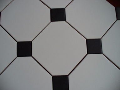 Pytka oktagonalna biaa dekor czarny