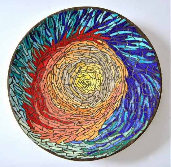 Mozaika artystyczna. Patera kolorowa z mozaiki Briare. Pracownia ceramiczna Dozaika