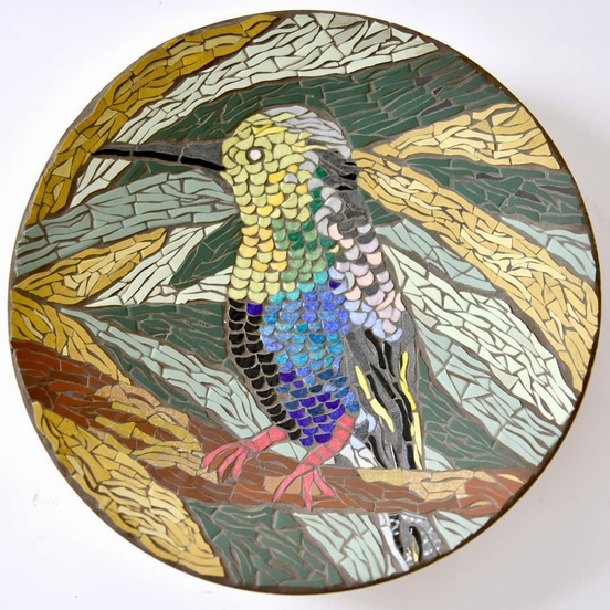 Mozaika artystyczna. Patera z ptaszkiem z mozaiki Briare. Pracownia ceramiczna Dozaika