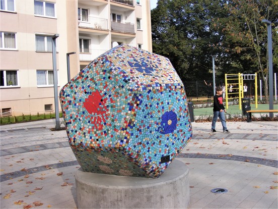 Mała architektura ozdobiona mozaiką Emaux de Briare. Autor i wykonanie Kamieniarstwo Artystyczne Michał Niedźwiedź. Park w Chodzieży, Betonowy wielościan