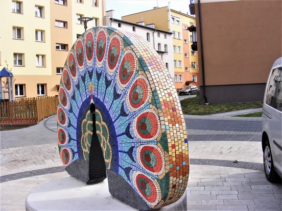 Mała architektura ozdobiona mozaiką Emaux de Briare. Autor i wykonanie Kamieniarstwo Artystyczne Michał Niedźwiedź. Park w Chodzieży, Paw