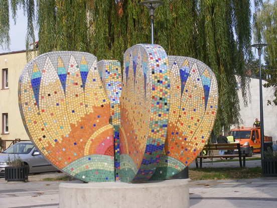 Mała architektura ozdobiona mozaiką Emaux de Briare. Autor i wykonanie Kamieniarstwo Artystyczne Michał Niedźwiedź. Park w Chodzieży, Kwiat Lotosu