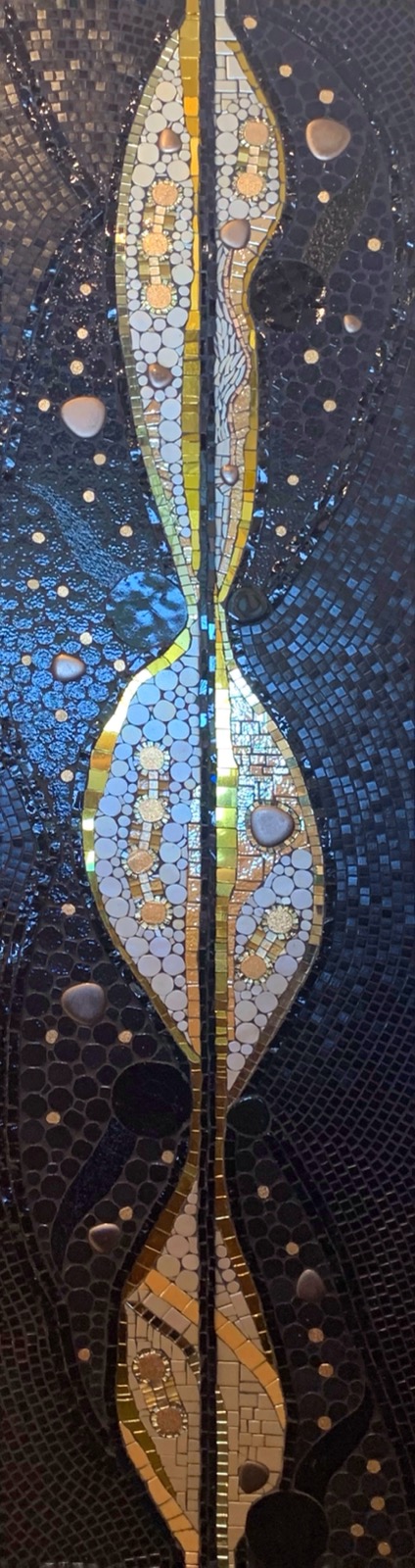 Mozaika artystyczna. Obraz mozaikowy w czerni zdobiony złotem z mozaiki Briare. Autor Pan Krzysztof Gardecki