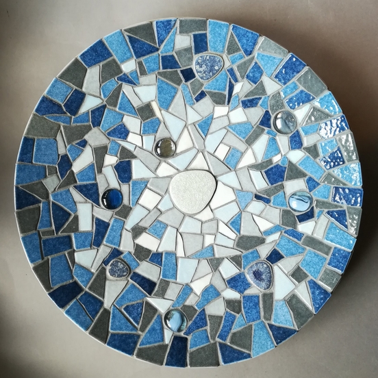 Mozaika artystyczna. Patera niebieska z mozaiki Briare.	Pracownia ceramiczna Mozaikon. Pani Ewa Zdanowska-Góra
