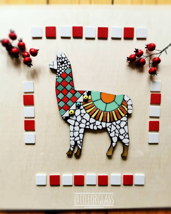 Mozaika artystyczna Lama z mozaiki Briare. Pracownia Tile or Glass