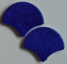 mozaika ceramiczna - porcelanowa niebieska błyszcząca w kształcie - rybia łuska - wachlarzyki- danube - producent: Briare