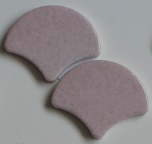 mozaika ceramiczna - porcelanowa jasno różowa błyszcząca w kształcie - rybia łuska - wachlarzyki - eglantine - producent: Emaux de Briare