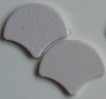 mozaika ceramiczna - porcelanowa biała błyszcząca w kształcie - rybia łuska - wachlarzyki - givre - producent: Emaux de Briare