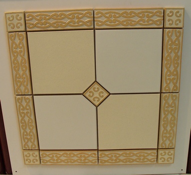 Płytka pentagonalna, w dwóch kolorach: biały złamany i kremowy, z dekoracyjną kostką z wytłaczanym ornamentem