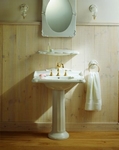 Herbeau , łazienka Charleston , umywalka stojąca na kolumnie , lustro , kinkiety , wieszak na ręcznik