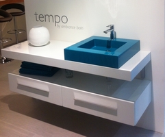 kolorowa umywalka nablatowa Tempo, wykonana z antybakteryjnego SMO ( Beton de Syntese ) - Ambiance Bain Francja