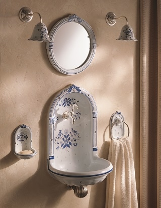Mała umywalka malowana ręcznie. Umywalka Niche z niebieskim motywem dekoracyjnym. Herbeau Francja.