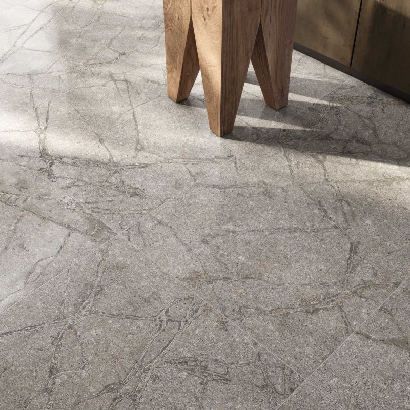 Szary gres marmuropodobny Grey SoapStone to doskonały wybór do minimalistycznych wnętrz. Projekt salonu włoskiego producenta Flaviker.