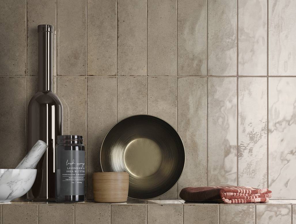 Cegiełki beżowe z połyskiem. Fondovalle kolekcja Brit 