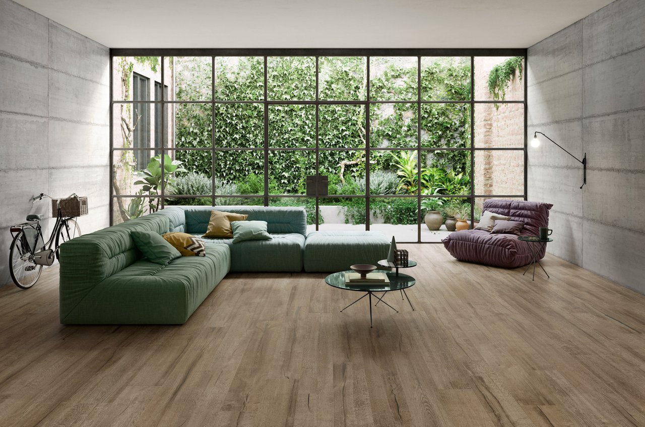 Zielony salon z płytkami drewnopodobnymi Timewood Brown od Sant Agostino Zielony salon z płytkami drewnopodobnymi Timewood Brown od Sant Agostino