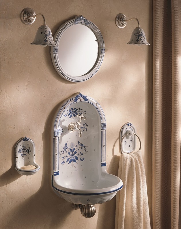 Mała umywalka malowana ręcznie. Umywalka Niche z niebieskim motywem dekoracyjnym. Herbeau Francja.